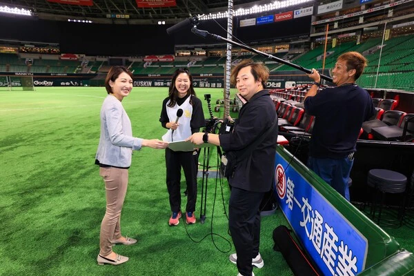 公式動画配信サービス「ホークスTV」の取材班と談笑する鳥原さん