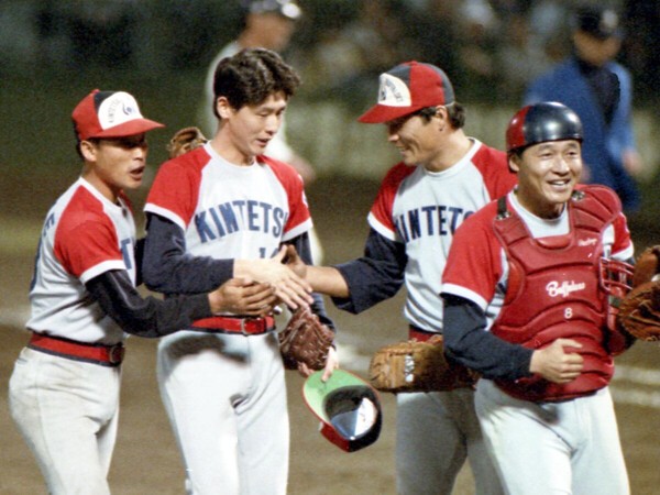 ダブルヘッダーの第１戦で勝利した阿波野秀幸（左から２番目）と梨田昌孝（右端）