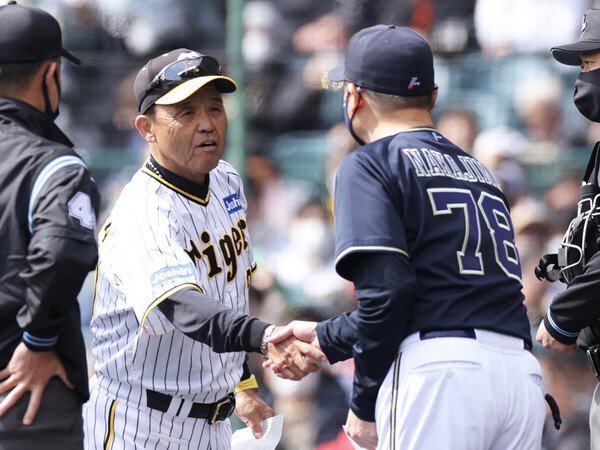 日本シリーズで岡田彰布監督（写真左）の阪神と中嶋聡監督のオリックスの対戦が見られるか