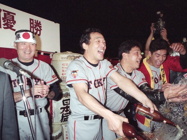 1994年にリーグ優勝を果たし、ビールかけをする長嶋茂雄監督（左）、落合博満（中央）ら