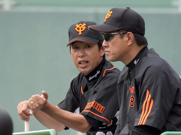 巨人、そして2009年のWBCでも原辰徳監督（右）のもとでコーチを務めた篠塚 photo by Sankei Visual