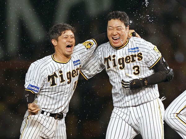 ９回裏、一死満塁からサヨナラ安打を放った阪神・大山悠輔（写真右） photo by Kyodo News