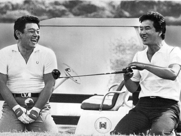 名球会メンバーのハワイでのゴルフで、談笑する江夏豊（左）と山田久志 Photo by Sankei Visual