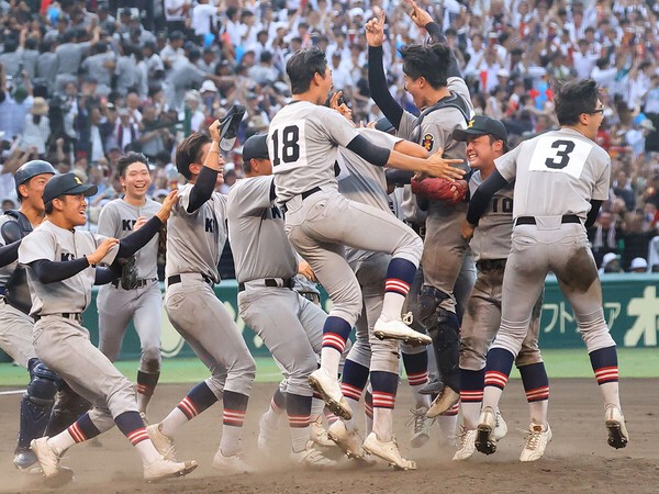 夏の甲子園107年ぶりの優勝を果たした慶應義塾ナイン photo by Ohtomo Yoshiyuki