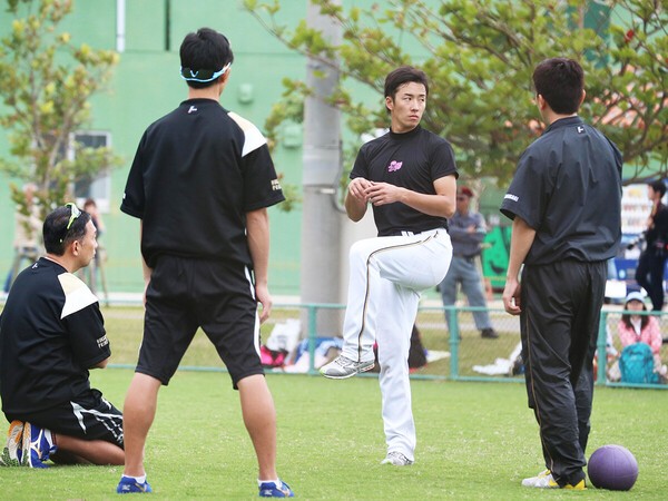 トレーナー、コーチらとともにフォームのチェックを行なう斎藤佑樹（右からふたり目） photo by Sankei Visual