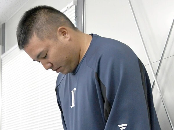 謝罪会見で頭を下げる山川穂高 photo by Sankei Visual