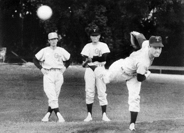 1966年のハワイキャンプで新人の木樽正明（右）を指導する小山正明投手兼コーチ（中）（写真＝共同通信社）