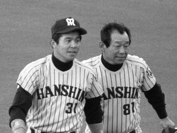 1985年、日本一になったあとに掛布（左）に声をかける吉田監督photo by Sankei Visual