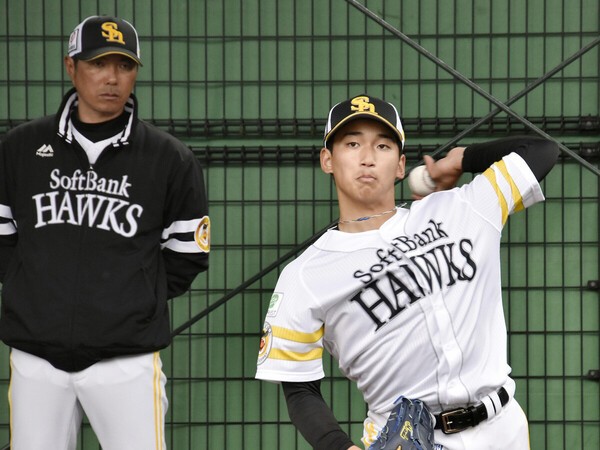 ソフトバンクのドラ１ルーキー・前田（右）の投球を見る小久保監督 photo by Kyodo News