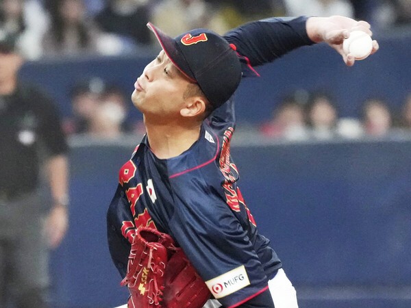 ３月７日の欧州選抜との試合に３番手で登板した松山晋也　photo by Kyodo News