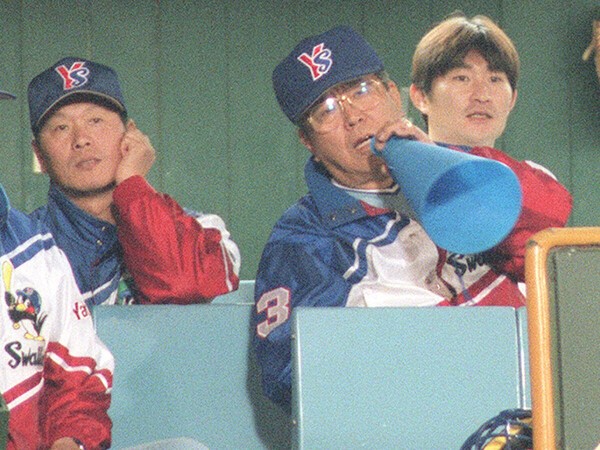 97年から２年間、野村克也監督（写真中央）のもとヤクルトの投手コーチを務めた尾花高夫氏　photo by Sankei Visual