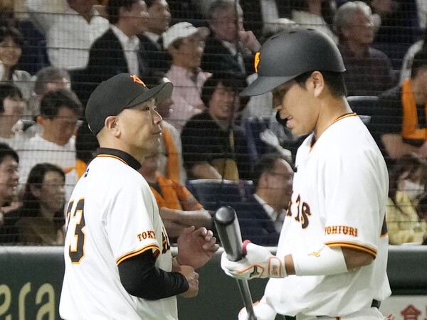 バッティングで苦しむ大城卓三（右）と阿部慎之助監督（左）photo by Kyodo News