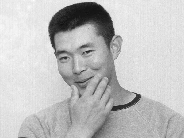 大学の野球部寮でリラックスした表情を見せる江川卓　photo by Kyodo News