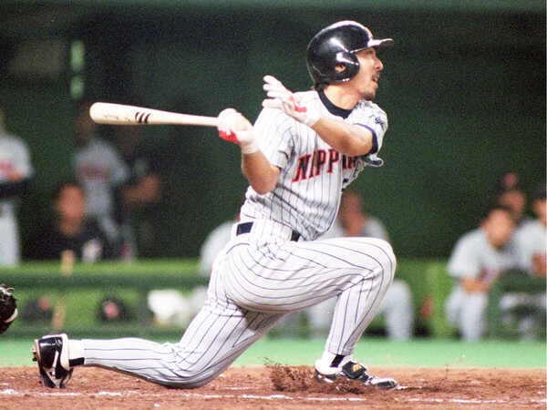 プロ３年目の1999年にバントをしない強打の２番打者としてブレイクした小笠原道大氏　photo by Sankei Visual