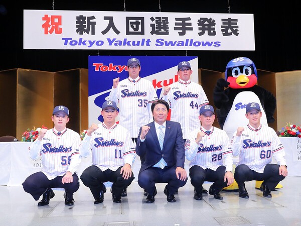2019年ドラフト入団の（前列左から）長岡秀樹、奥川恭伸、髙津臣吾監督、吉田大喜、武岡龍世、（後列左から）杉山晃基、大西広樹　photo by Sankei Visual