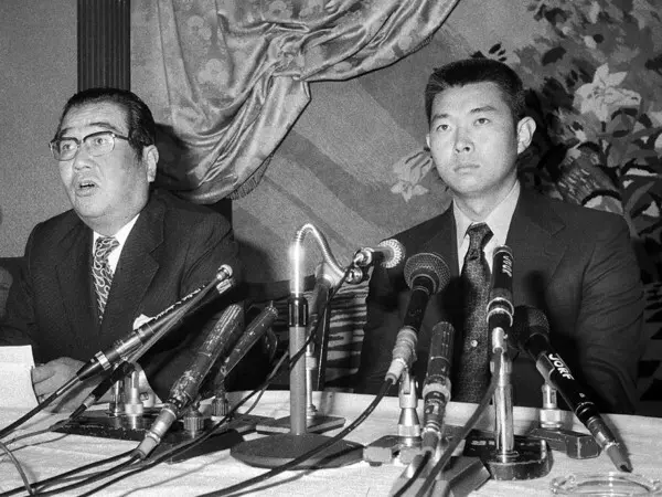 ドラフト前日に会見を開き「巨人と契約した」と語る正力亨オーナー（写真左）と江川卓　photo by Sankei Visual