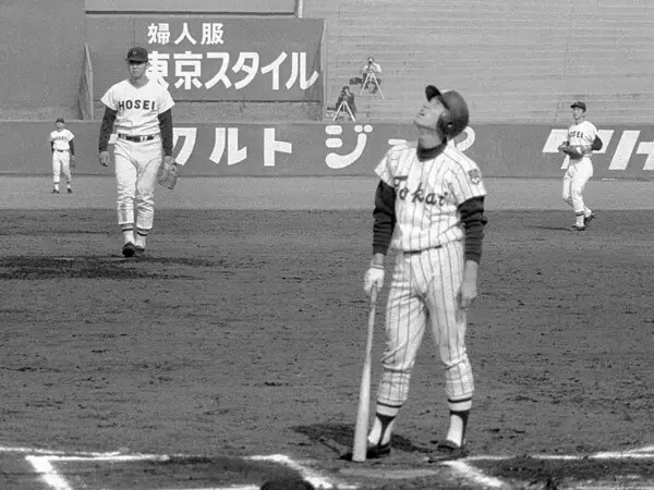 原辰徳（写真右）との初対決でホームランを打たれるも、最後は３球三振で打ちとった江川卓　photo by Sankei Visual