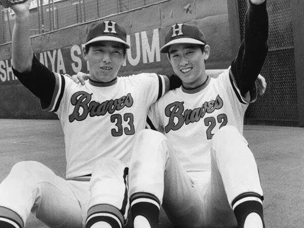 77年のドラフトで阪急から1位指名された松本正志氏（写真左）。右は同２位の三浦広之　photo by Sankei Visual