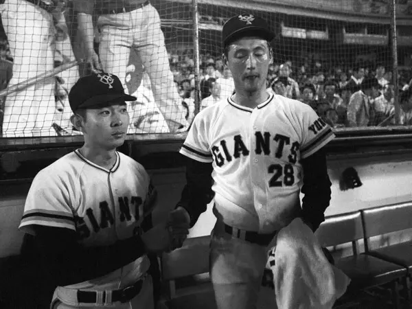 プロ初勝利を挙げ、リリーフした新浦壽夫（写真右）と握手する江川卓　photo by Sankei Visual