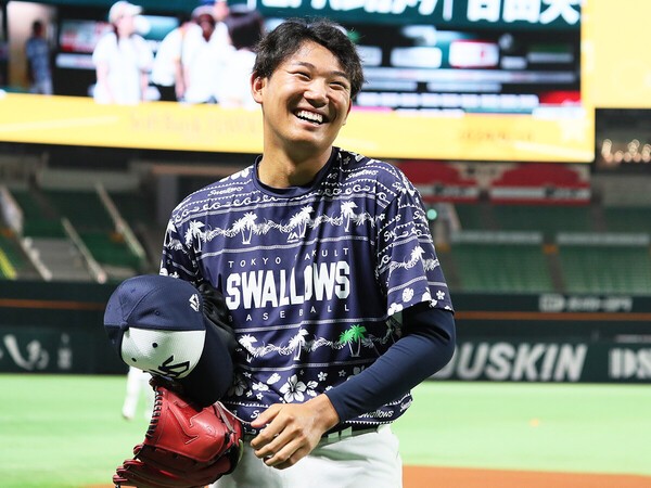 一軍に合流し、笑顔を見せるヤクルト・奥川恭伸　photo by Sankei Visual