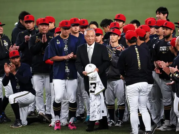 今年3月末にオリックスを定年退職した松本正志氏（写真中央） photo by Sankei Visual