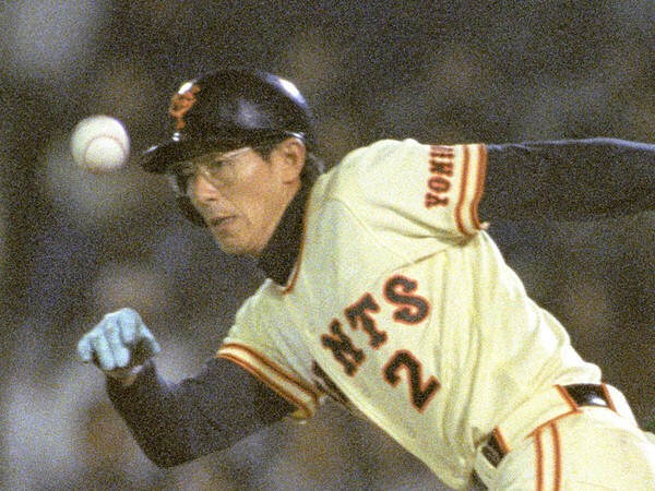 青い手袋とメガネがトレードマークだった松本　photo by Kyodo News