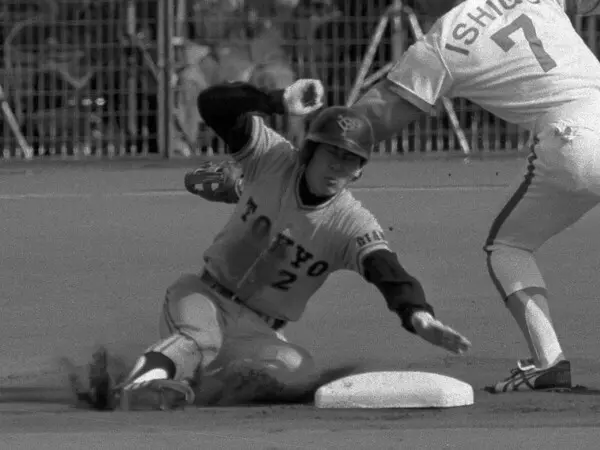 セ・リーグのシーズン最多盗塁記録を持つ松本　photo by Sankei Visual