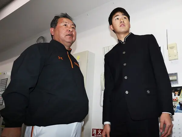 現役引退後はコーチ、寮長などを歴任し若手選手を支えた藤田氏（写真左）　photo by Sankei Visual