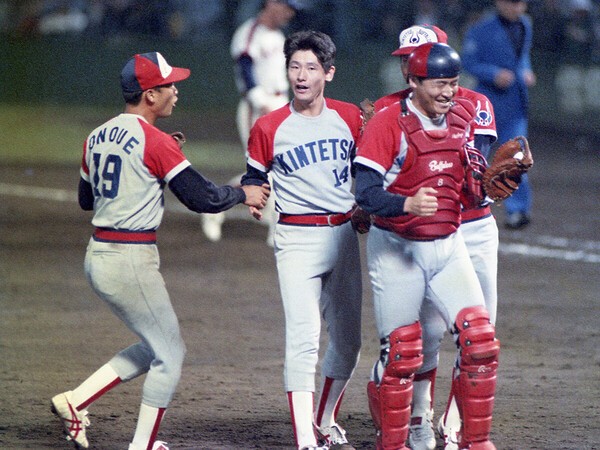 1988年10月19日、ロッテとのダブルヘッダー第１戦でプロ初のセーブを挙げた阿波野秀幸氏（写真中央）　photo by Sankei Visual
