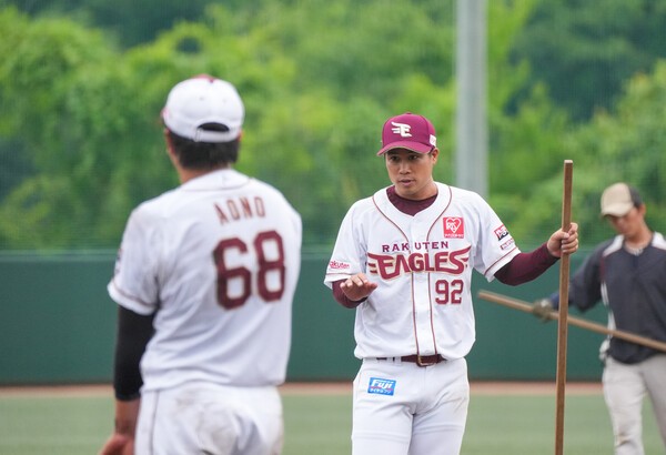 選手たちの指導に当たる奥村