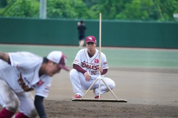 真剣な表情で選手たちの練習を見つめる