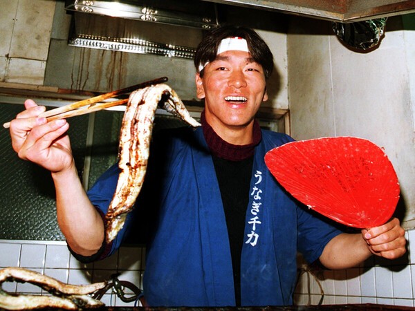 キャンプ休日にうなぎの炭火焼き体験を行なう松井秀喜氏　photo by Sankei Visual