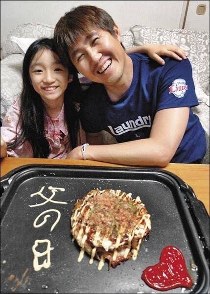 現役時代の許銘傑さんの「父の日」を祝う幼少期のジェンジェンさん　写真／ジェンジェンさん提供