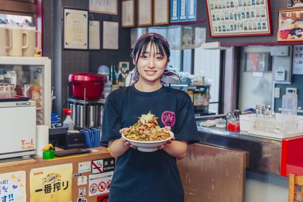 ジェンジェンさんは幼馴染で『東東』店主の池田穂乃花さんとふたりで店の看板娘だ