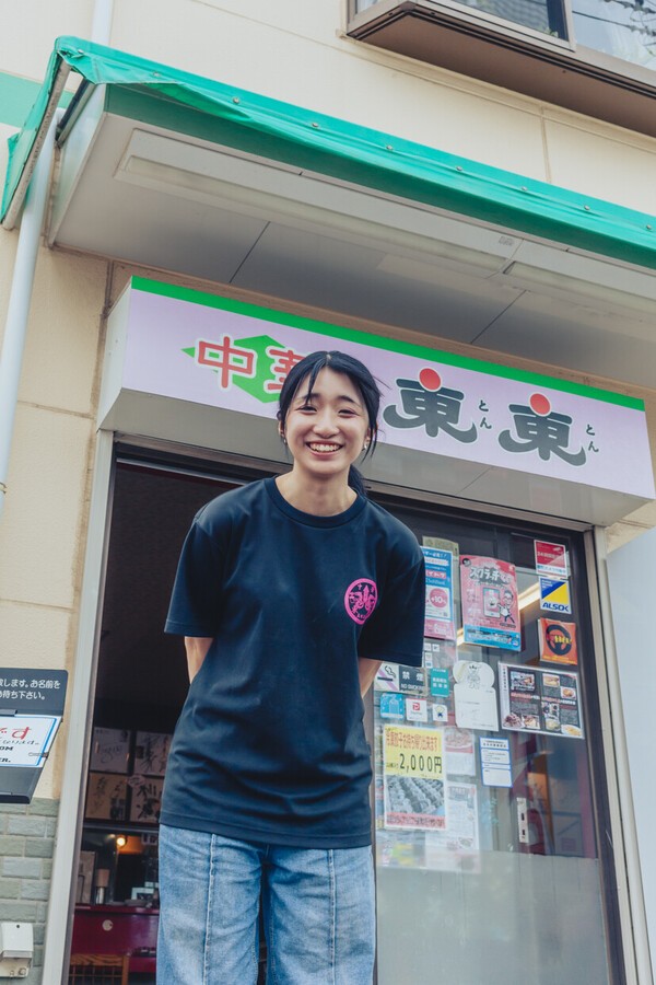 『東東』の店舗前で撮影を行なった