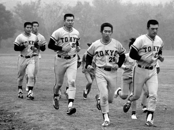 1979年秋の伊東キャンプでランニングする江川卓（左から３人目）ら巨人の投手陣たち　photo by Sankei Visual