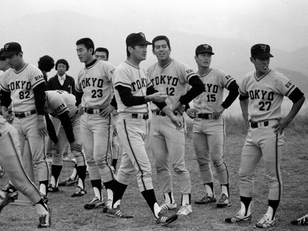 79年秋の「地獄の伊東キャンプ」でサイドスロー転向を決意した角盈男（背番号12）　photo by Sankei Visual