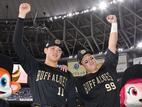 今季初勝利を挙げた山下（左）と、その試合で２本塁打を放った杉本（右） photo by Sankei Visual