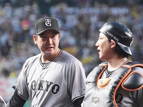 小林誠司（右）とのバッテリーで14勝を挙げる菅野　photo by Sankei Visual