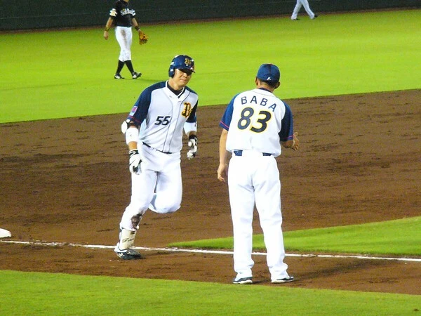 2009年８月14日のソフトバンク戦でプロ初本塁打を放ったＴ−岡田　photo by Tanigami Shiro