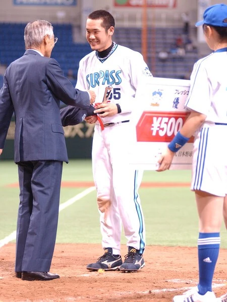 プロ１年目、フレッシュオールスターで本塁打を放ち表彰されるＴ−岡田　photo by Tanigami Shiro