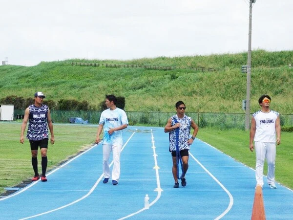 陸上競技場で汗を流す選手たち。奥川恭伸（写真左）の姿もあった　photo by Shimamura Seiya