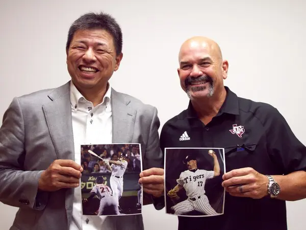 かつてのチームメイト・藪恵壹氏と写真を撮るトレイ・ムーア　photo by Asa Satoshi