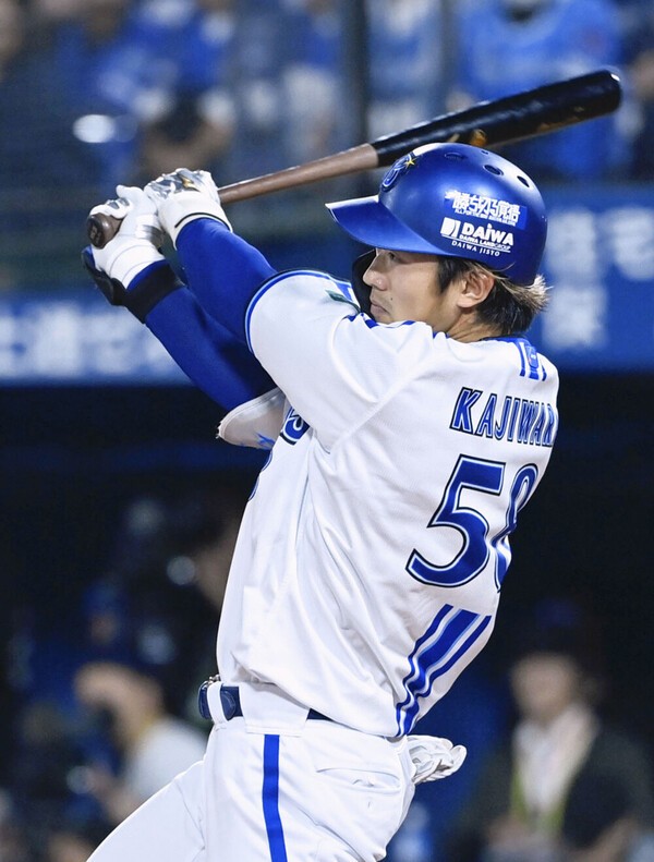 日本シリーズ第１戦、９回裏２死二塁でタイムリーヒットを放った梶原昂希 photo by Kyodo News