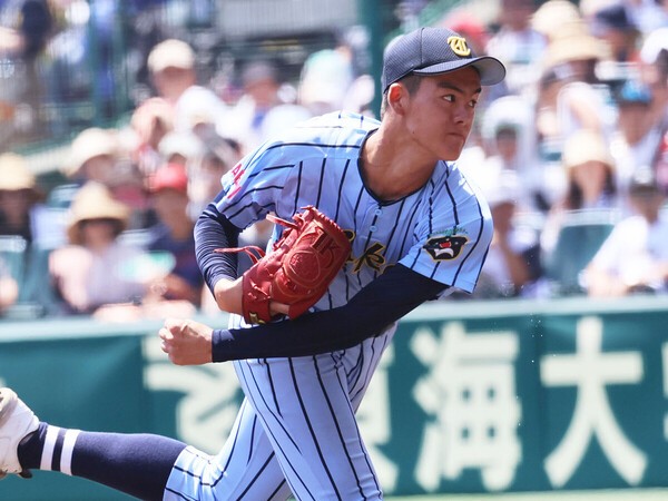 夏の甲子園で活躍した東海大相模の超大型左腕・藤田琉生　photo by Ohtomo Yoshiyuki