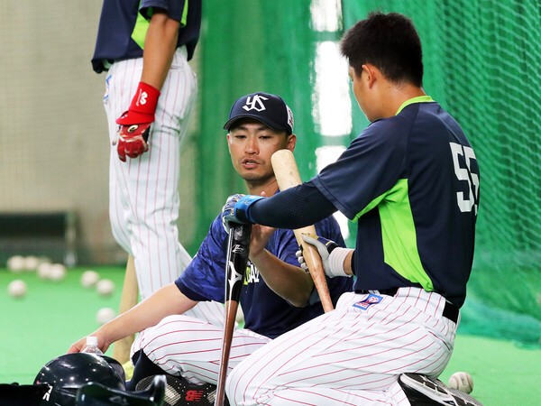 村上宗隆（写真右）にアドバイスを送る青木宣親　photo by Sankei Visual