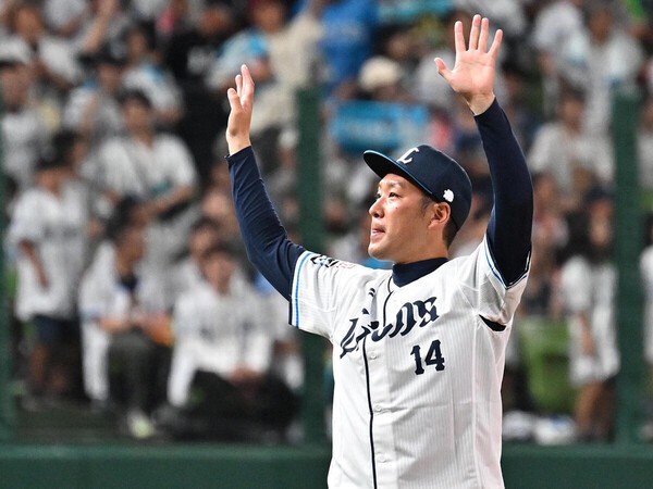 12年間の現役生活を終え、ファンに別れのあいさつをする増田達至　photo by Sankei Visual