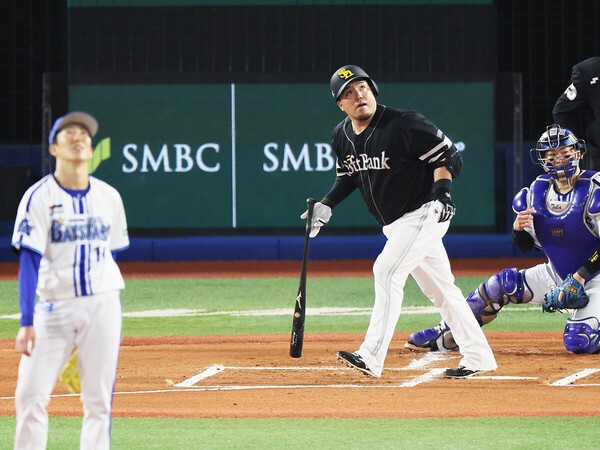 日本シリーズ第２戦、DeNA先発の大貫晋一から先制本塁打を放った山川穂高　photo by Sankei Visual