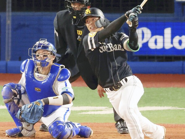 日本シリーズ第１戦の９回に貴重な２点タイムリーを放ったソフトバンク・今宮健太　photo by Kyodo News