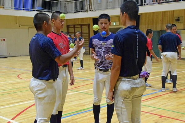 ４人１組でボールをパスし合う選手たち